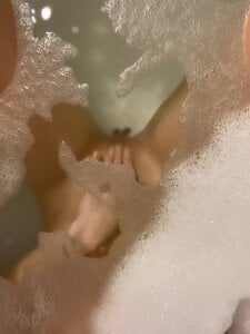 selena_shawty in the bathroom😋 Foto 8