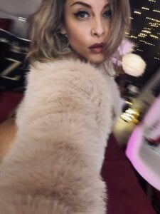 ZoeMesmerize kullanıcısının Cheetah🐆 sexy lingerie, barefeet and 🐆 heels. Fur jacket🫦 albümü -  fotoğraf