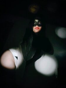 Mysterius_Woman Public Pic 3