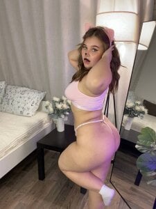 Anna_Nicol getting ready for halloween Pic