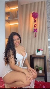 Would you like me as your Valentine's Day gift? ❤️ de sabrina_shark_  2 Imagens