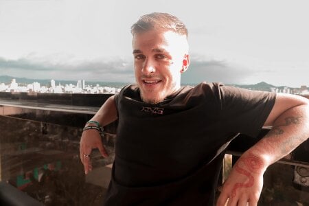 keane_lee_ 😏 That smile is just the beginning. Pic