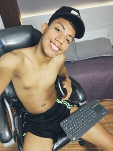 Lewis_hotboy Public slika 5