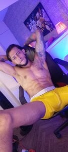 jonas_conor How does yellow look on me? 💛 Immagine  4