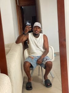 CHEVI_BROWN20CMSexy Latin Ebonny Man Bild