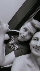 GayCoupleVERS Public Poză