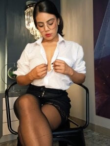 IvyEllis My boss told me that he saw me a little naughty today in the office, what do you think? 😎😎😎😎 Immagine 