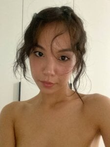 FreedaKulow playful look Pic