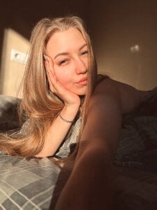 Mia_milleks a hot kiss from Mia Pic 4