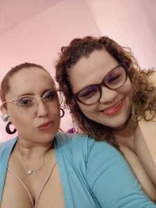 mademooms kisss Pic 2