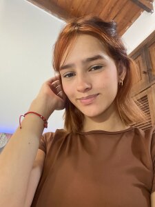 Good afternoon, darling ☀️💖 I’m live from 2:00 p.m. to 8:30 p.m., already missing your eyes on me, de MelodyMansson  2 photos