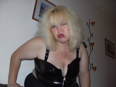 Blasflittchen wild und geil - Weekend Bitch Pic 5