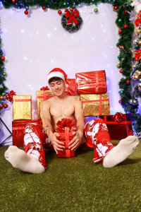 etham_wolf_ Merry christmas Pic 8