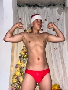 Angel_KhouriのSanta is not coming tonight, I'm coming... and I'm looking forward to it. 🎅🔥の 3枚の写真