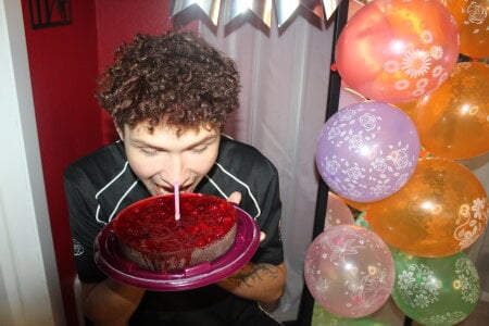 JonnyDarka It was my birthday stream 🎂🎁🎈 Pic 2