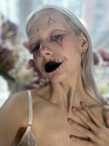 RanyThomson Beauty makeup Pic 5