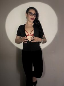 mia_velvet1If you like my suit, you'll like what I'm wearing underneath better hehe Bild 5