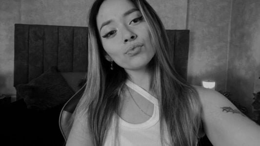 LanaMills_ Black and white Pic