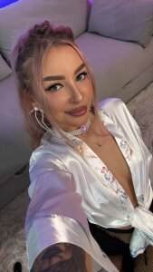 MissLarra Public Pic 4