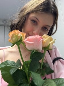 NoreenCourtney Im with flowers Pic 5
