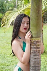 Lana_del_rey_ Pool and palms Pic 8