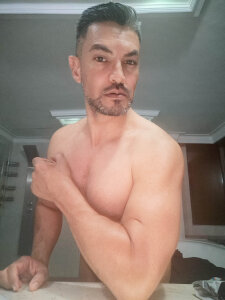 Gio_Linares Let's take a shower Pic