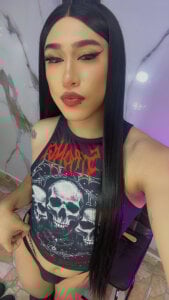 QueenAri_ In black Pic