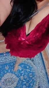 Curvy_Priya_ Public Pic 5