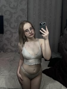 KirstinMcgeady photo session in front of the mirror Gambar 5