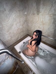 LuciaTomson Fotos en el jacuzzi Bilde 2