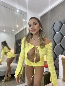 NicoleArmani Yellow 🫣 Gambar 2