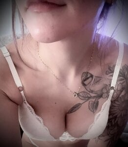 Naya-hot Public Pic 8