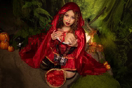 AlesiaCooper Trick or treat? 🎃💀 Pic