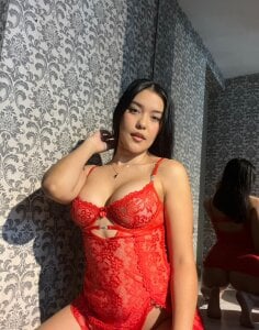 lexiethompson_ Red looks great on me today. Pic 2