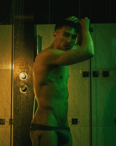 ApoloCruz Taking a shower Εικόνα 5