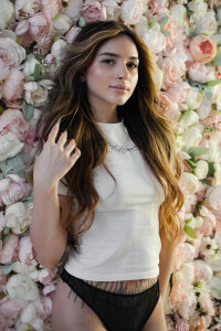 Jenny_Harrington In flowers Pic 9