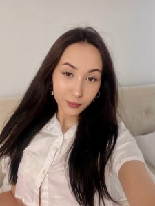 AvrilLatam In a white moment ⏳🤍 Pic 5