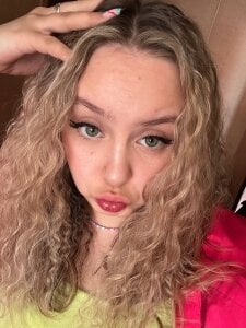 ZoraDearmon Glossed & Glowing Pic