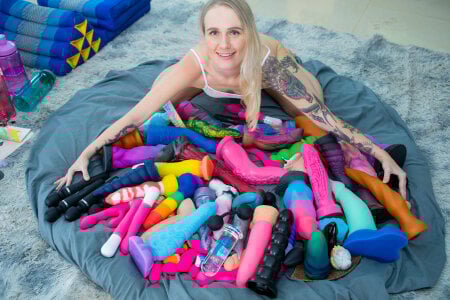 MashaYangTeam Not enough sex toys for me..still Foto 5