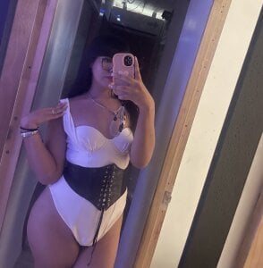 adhara_hotter 🤍🤍 Billede