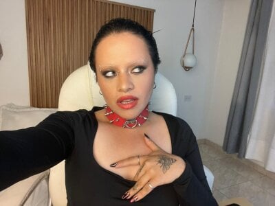 Alaska_deluxe DominATrix Gambar 3