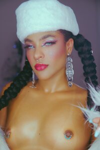 VioletXia_ serving face on ice world Bilde 3