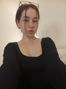 HopeKou Sexy cleavage Pic 3