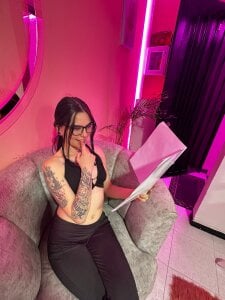 Veronicaa_lodge1 the black stands out too well on me ⊹.˚🪞🕯️♡ . fénykép