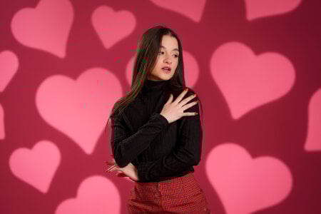 LucyDeLucaのThe Seduction Starts Hereの 4枚の写真