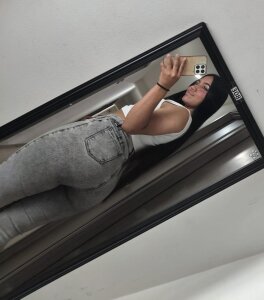 Zoe_Thompsonn_ Public Pic 4