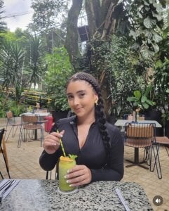 topmodel-laura Hi, welcome to my room! Kuva 5