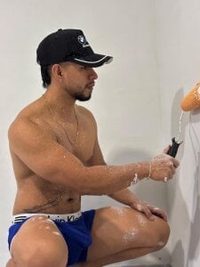 I paint walls by day and bodies by night… tell me where to start. de Ethan_king_  2 photos