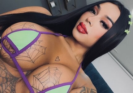 Sweet Poison: Beauty that Entangles and Doesn't Forgive 🕷️💚💜 de tinaqueen_noa  2 Imagens