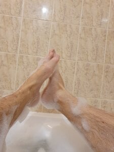 Chcitoodtebe Feet in the bathtub Pic 3